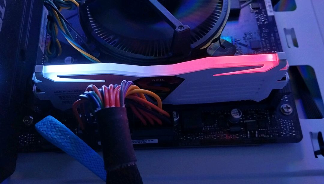 GeIL DDR4 2400 8GB RGB 이미지
