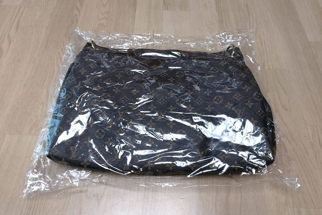 **** 클래식 모노그램 패턴 스타일 가방 이미지