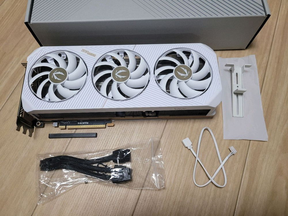 조텍 RTX 5080 솔리드 화이트 이미지