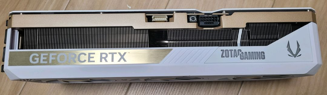 조텍 RTX 5080 솔리드 화이트 이미지