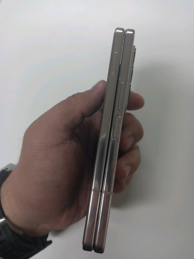 폴더블 스마트폰 256GB 자급제 이미지