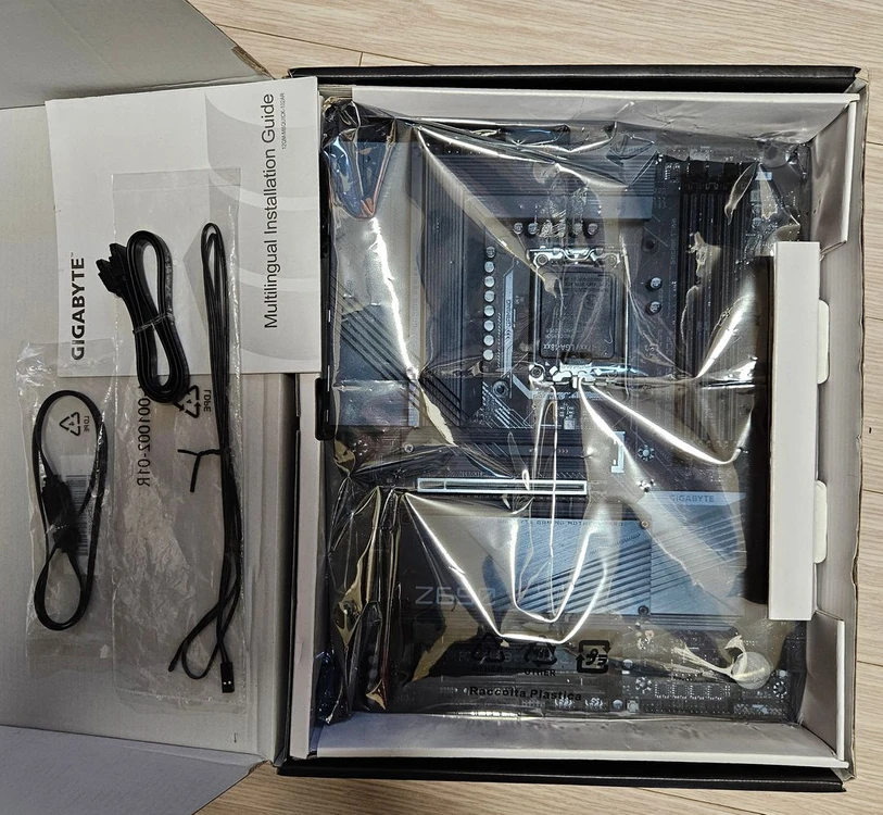 인텔 i7-13700K+메인보드+메모리(64GB)+GPU(16GB) 반본체 이미지