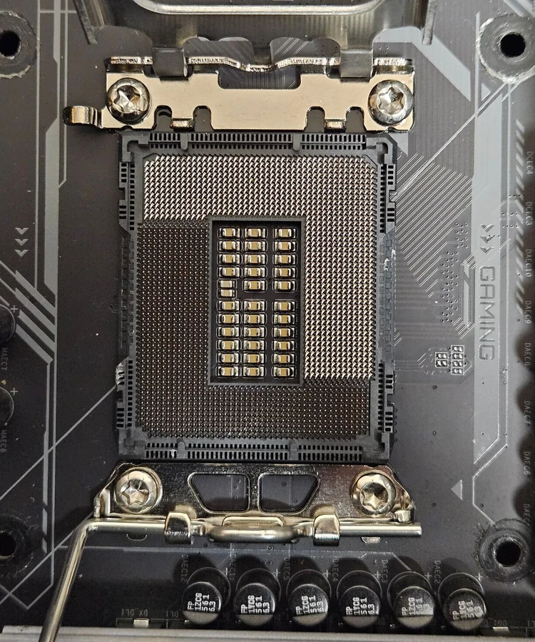 인텔 i7-13700K+메인보드+메모리(64GB)+GPU(16GB) 반본체 이미지