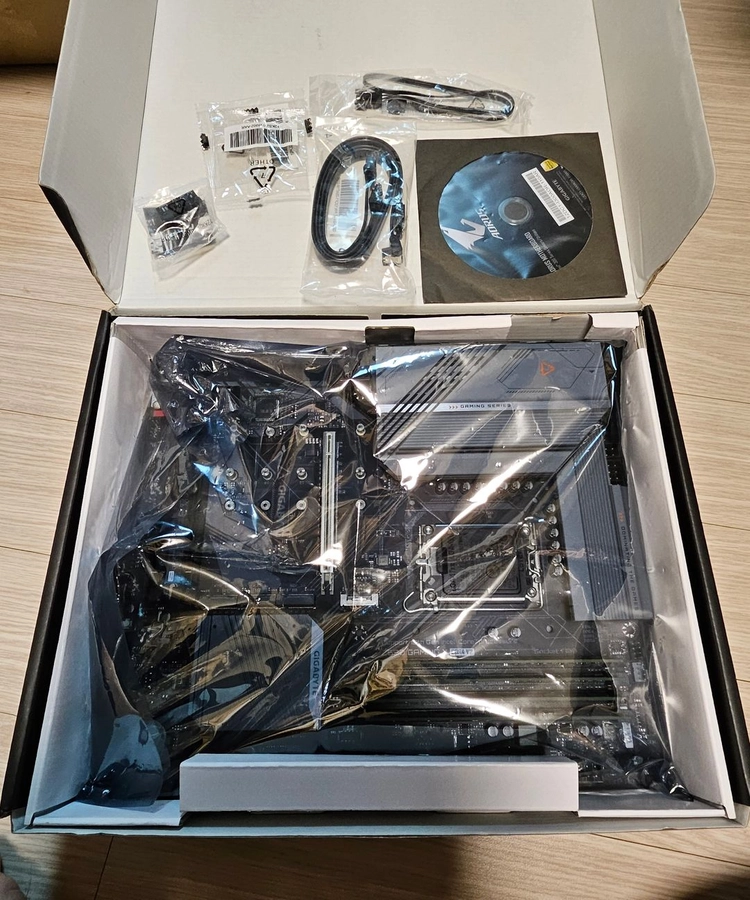 인텔 i9-13900KF+메인보드+128GB+GPU(16GB) 반본체 이미지