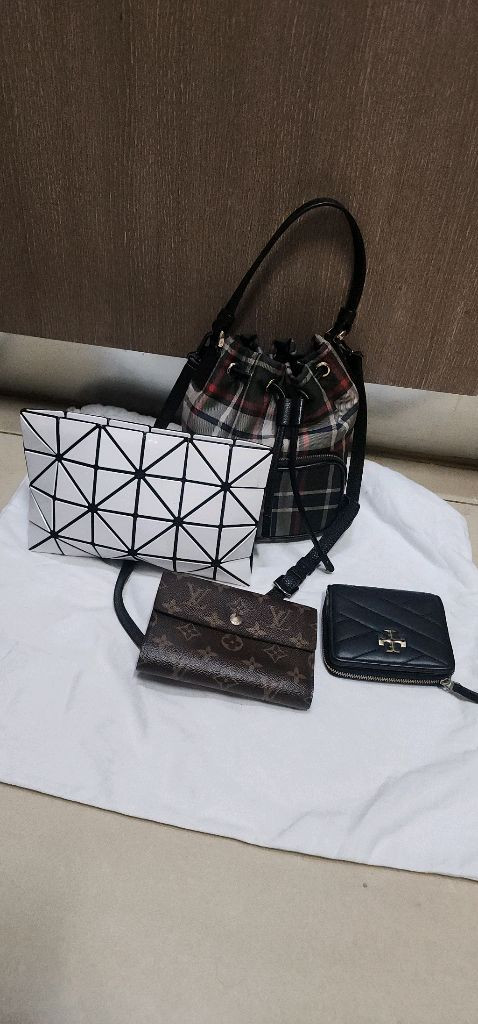 닥스 체크 미니버킷백/ 이세이미야케 파우치백 이미지