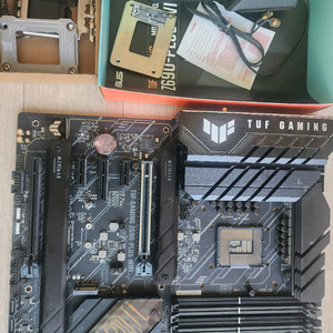 부품 아수스 z690 메인보드, 팀그룹 램 이미지