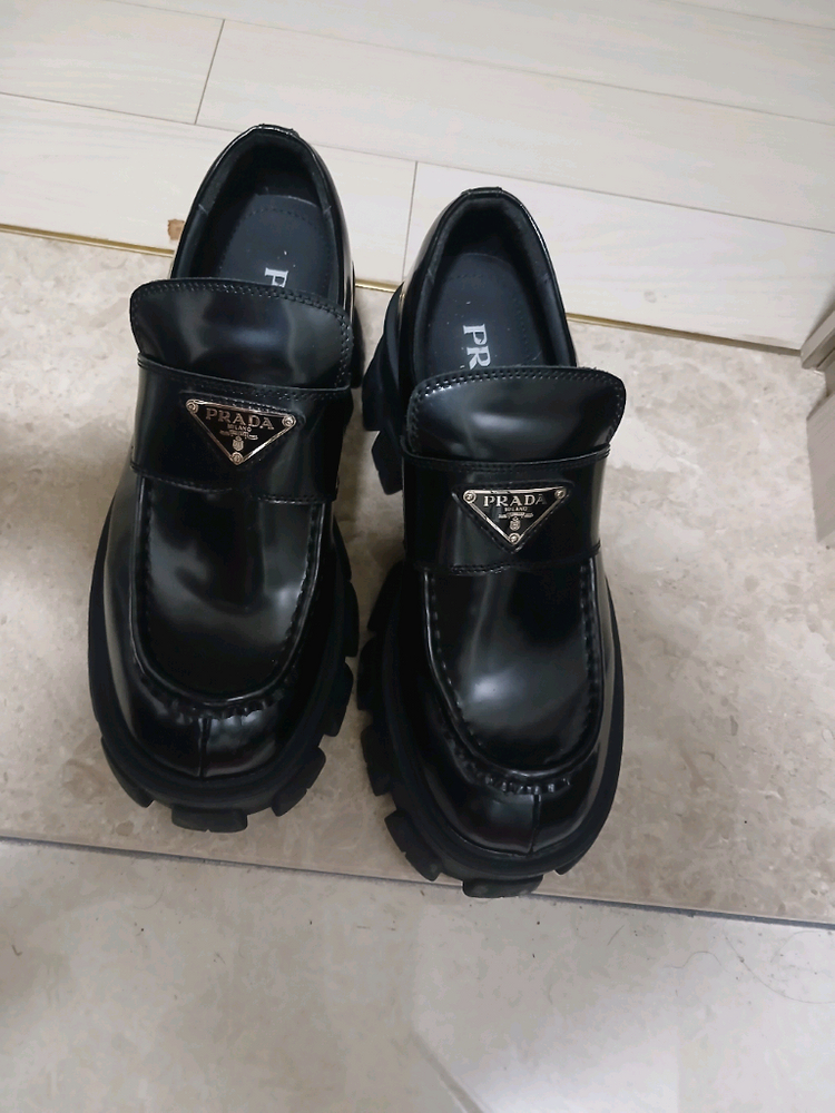 프라다 모놀리스 브러시드 가죽 로퍼 이미지