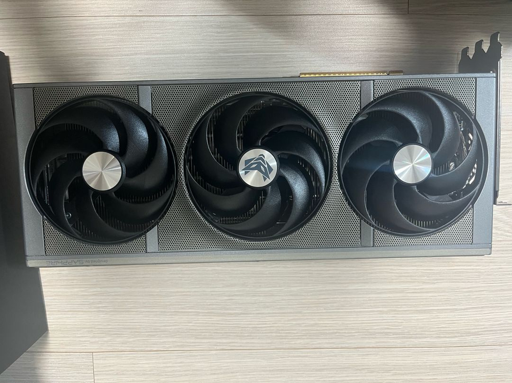 사파이어 RX 9070 XT 니트로 그래픽카드 이미지