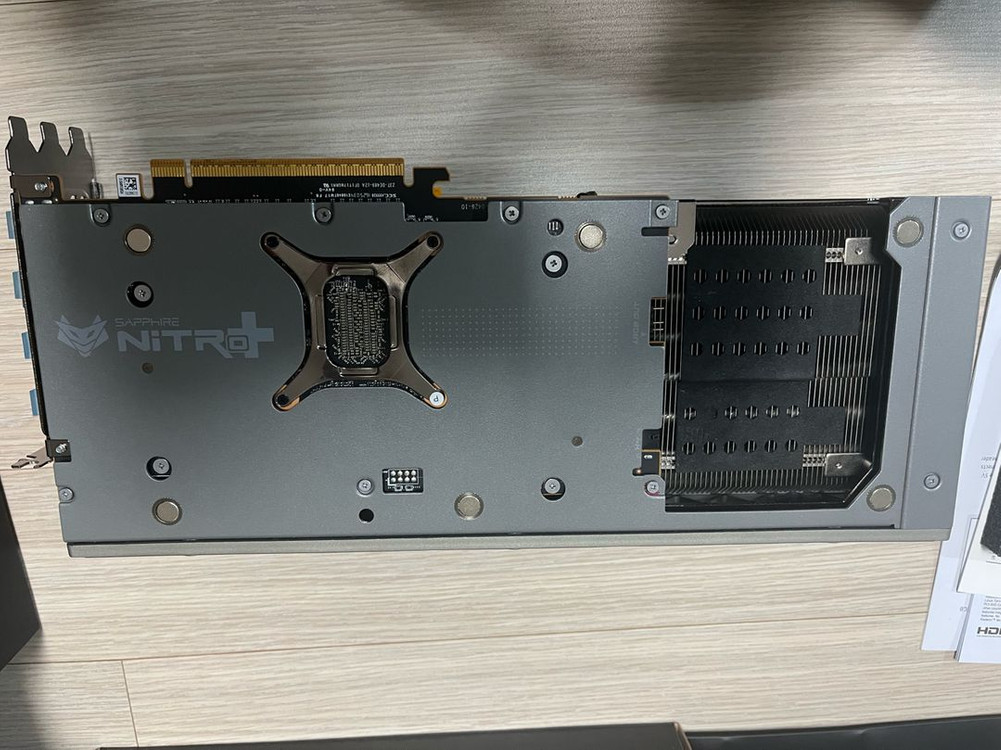 사파이어 RX 9070 XT 니트로 그래픽카드 이미지