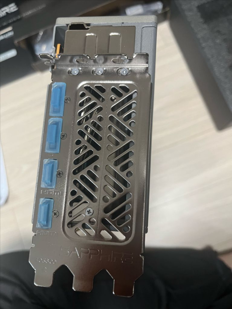 사파이어 RX 9070 XT 니트로 그래픽카드 이미지