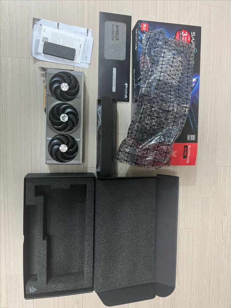 사파이어 RX 9070 XT 니트로 그래픽카드 이미지