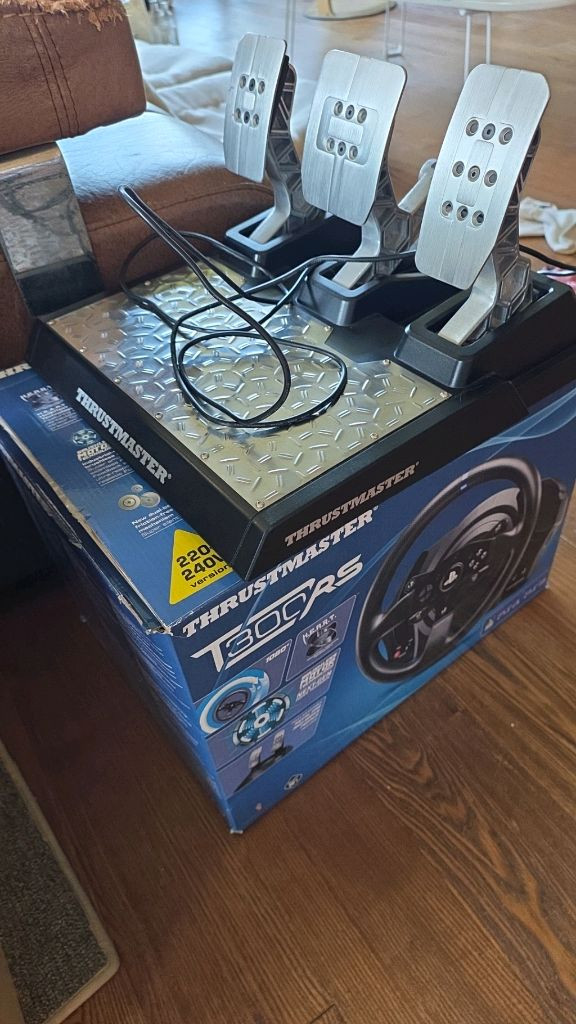 트러스트마스터 t300 rs + t-lcm 페달 이미지