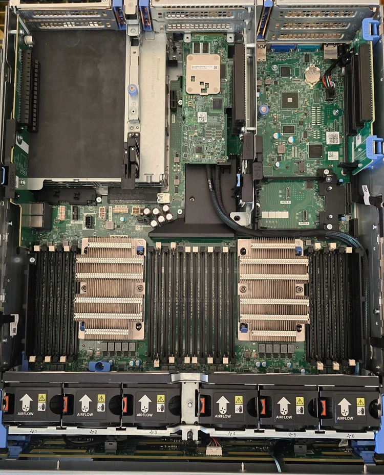 (2U 서버) DELL R740 LFF 8BAY / SFF 8BAY 스케일러블 중고서버 이미지