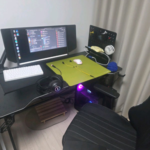 9800x3d 조텍5070 고사양본체 벤큐 2546x 수냉쿨러 풀세트 마우스 키보드 책상 이미지