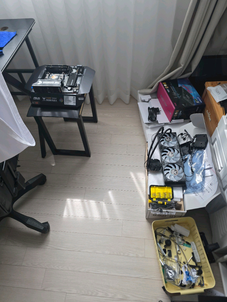 9800x3d 조텍5070 고사양본체 벤큐 2546x 수냉쿨러 풀세트 마우스 키보드 책상 이미지