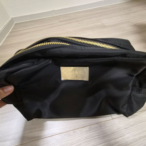 샤넬 뷰티 금장 파우치 이미지