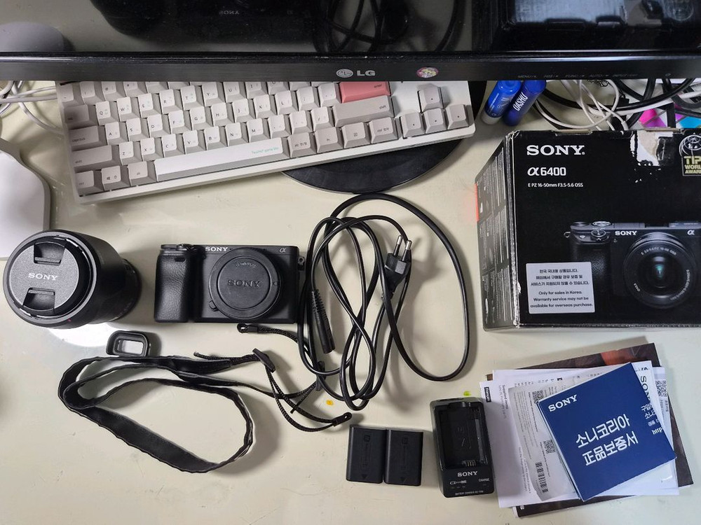 소니 a6400 미러리스 카메라 + SEL 18-135mm렌즈 + pw50 배터리 충전기 이미지