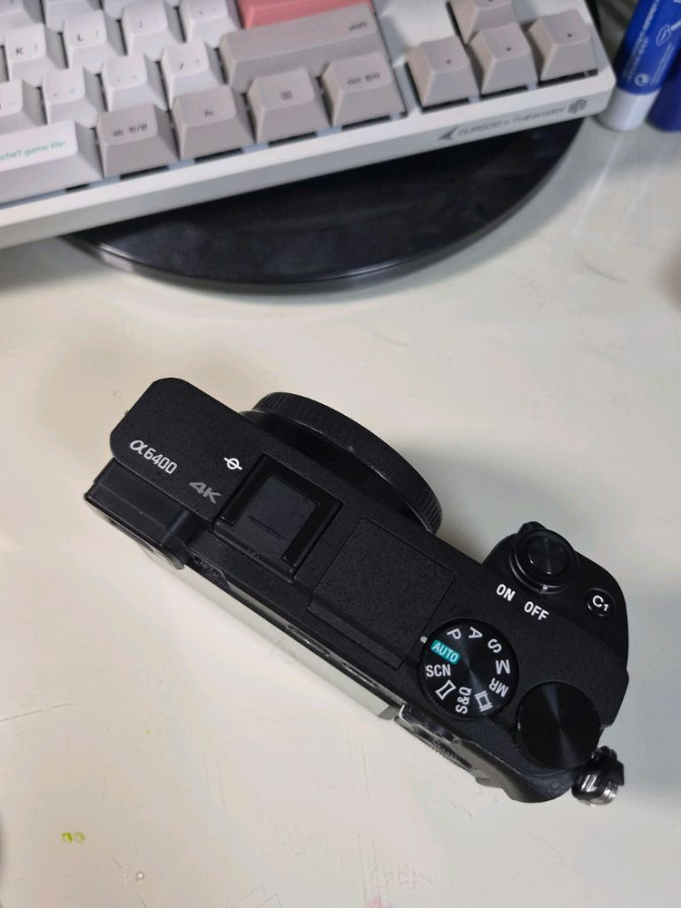 소니 a6400 미러리스 카메라 + SEL 18-135mm렌즈 + pw50 배터리 충전기 이미지