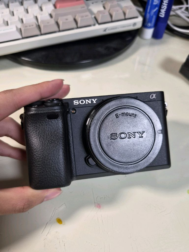 소니 a6400 미러리스 카메라 + SEL 18-135mm렌즈 + pw50 배터리 충전기 이미지