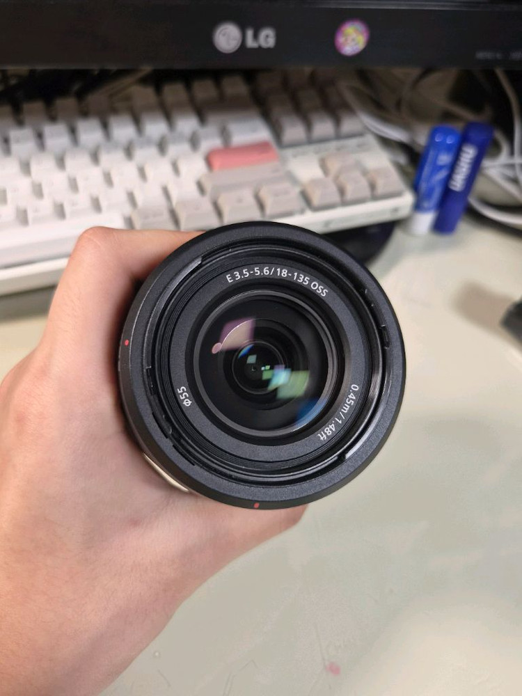 소니 a6400 미러리스 카메라 + SEL 18-135mm렌즈 + pw50 배터리 충전기 이미지
