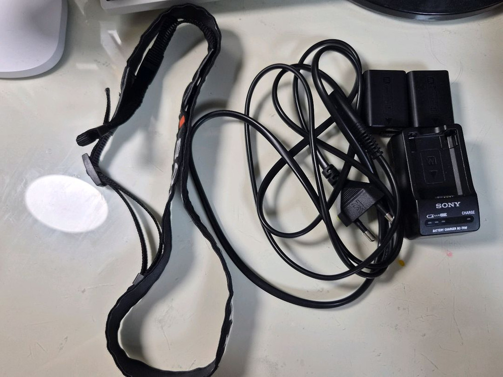 소니 a6400 미러리스 카메라 + SEL 18-135mm렌즈 + pw50 배터리 충전기 이미지
