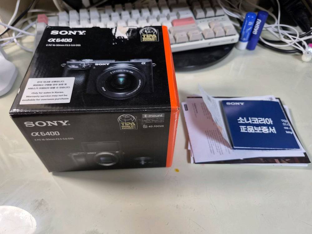 소니 a6400 미러리스 카메라 + SEL 18-135mm렌즈 + pw50 배터리 충전기 이미지