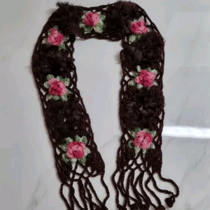 모니카 로렌 밀라노_천연 퍼(fur) 손뜨개 입체 꽃 목도리 이미지