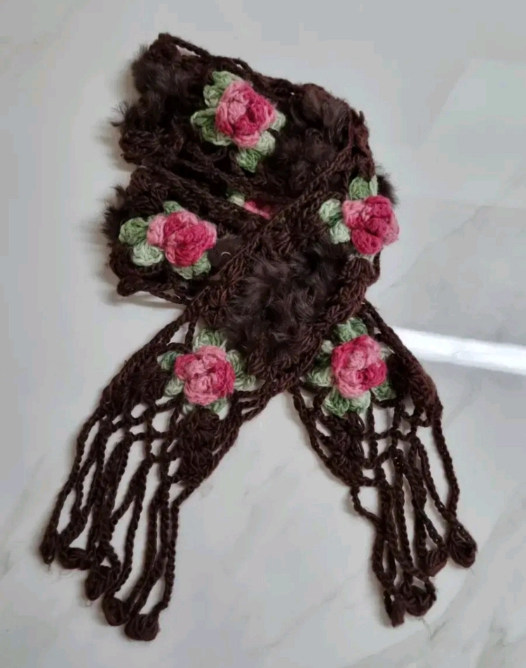모니카 로렌 밀라노_천연 퍼(fur) 손뜨개 입체 꽃 목도리 이미지