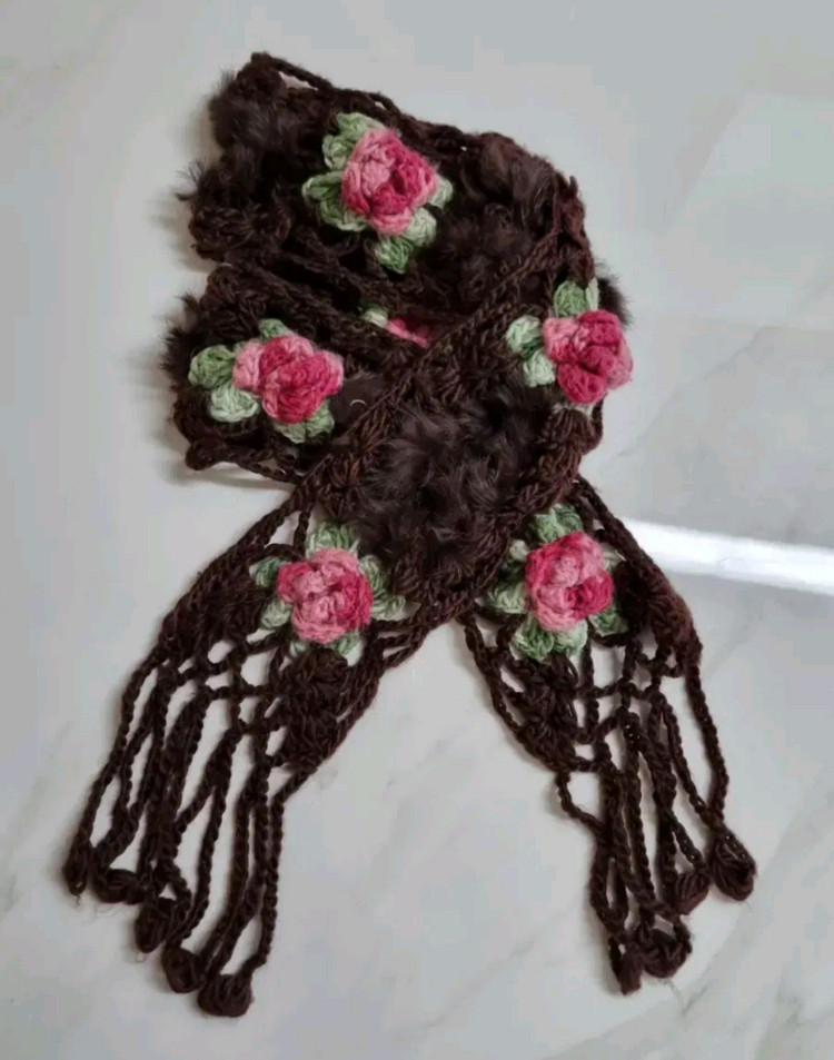 모니카 로렌 밀라노_천연 퍼(fur) 손뜨개 입체 꽃 목도리 이미지