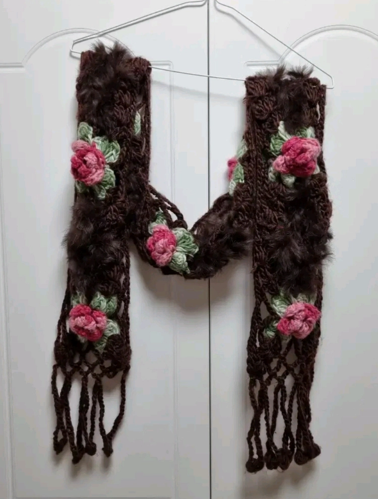 모니카 로렌 밀라노_천연 퍼(fur) 손뜨개 입체 꽃 목도리 이미지
