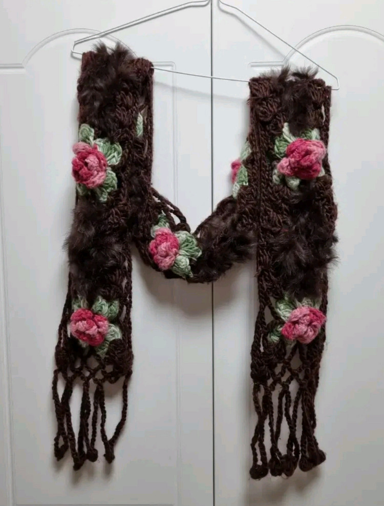모니카 로렌 밀라노_천연 퍼(fur) 손뜨개 입체 꽃 목도리 이미지