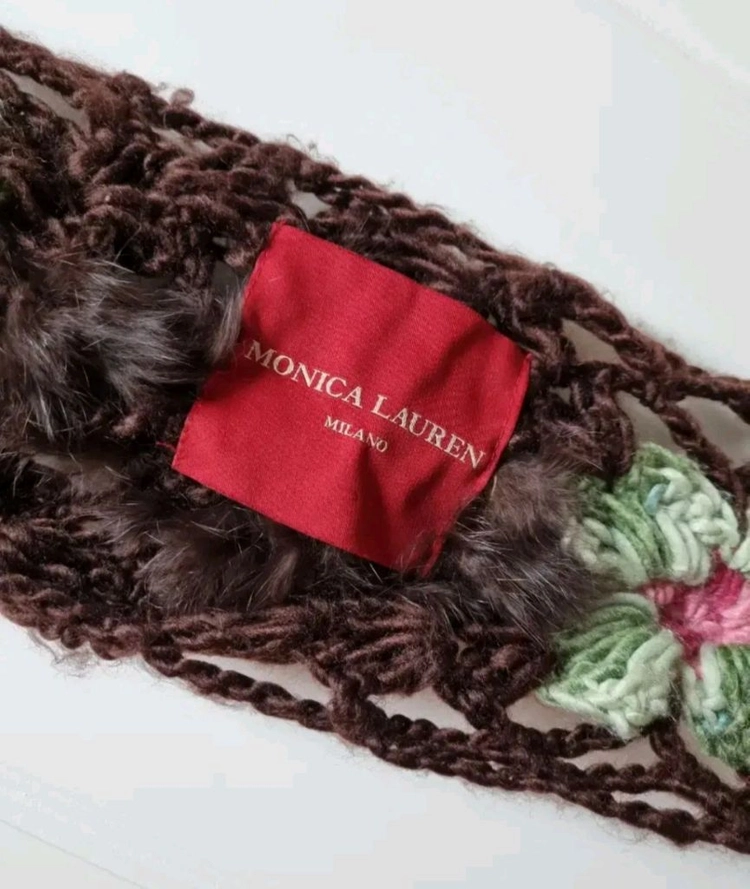 모니카 로렌 밀라노_천연 퍼(fur) 손뜨개 입체 꽃 목도리 이미지