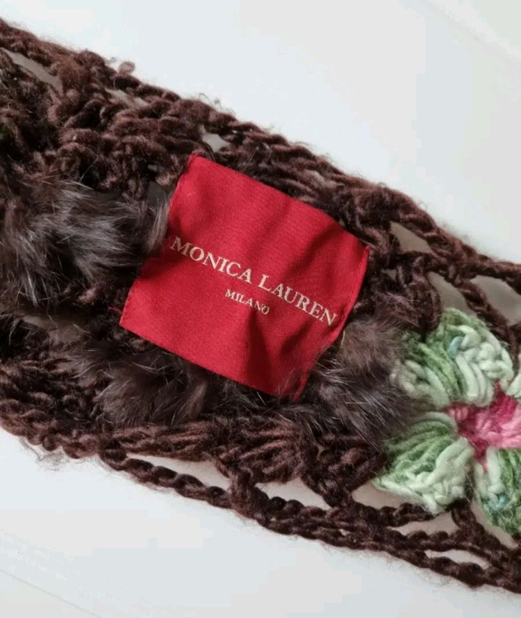 모니카 로렌 밀라노_천연 퍼(fur) 손뜨개 입체 꽃 목도리 이미지