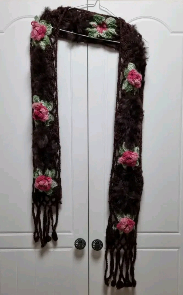 모니카 로렌 밀라노_천연 퍼(fur) 손뜨개 입체 꽃 목도리 이미지