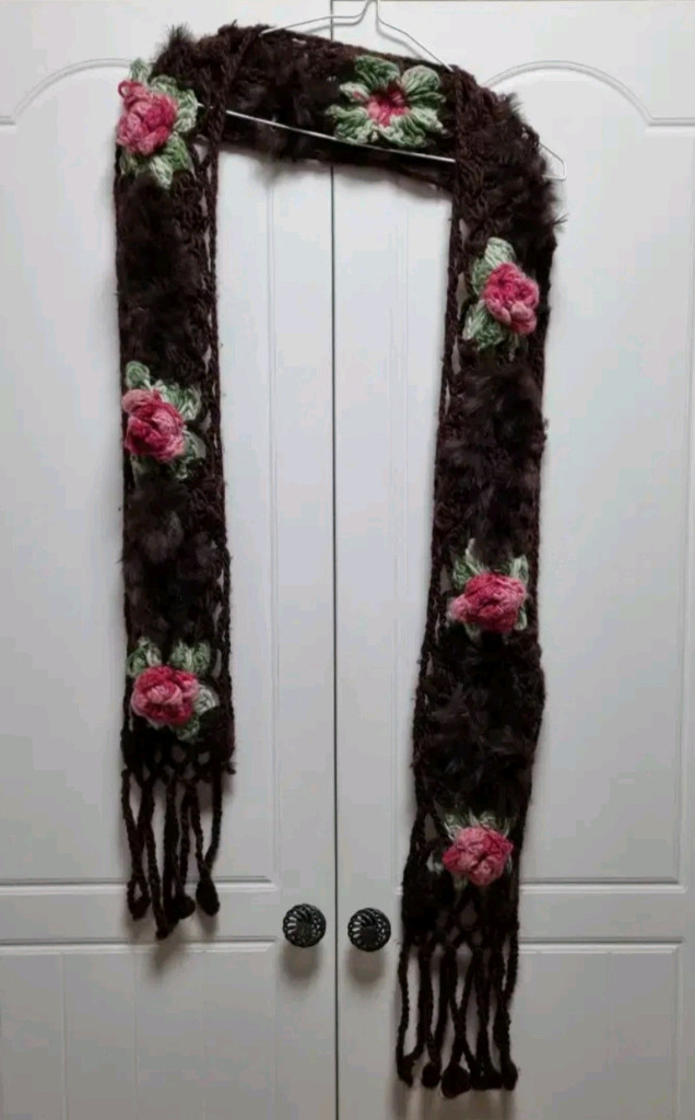 모니카 로렌 밀라노_천연 퍼(fur) 손뜨개 입체 꽃 목도리 이미지