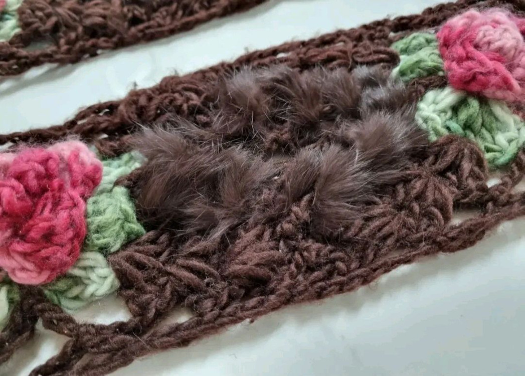모니카 로렌 밀라노_천연 퍼(fur) 손뜨개 입체 꽃 목도리 이미지