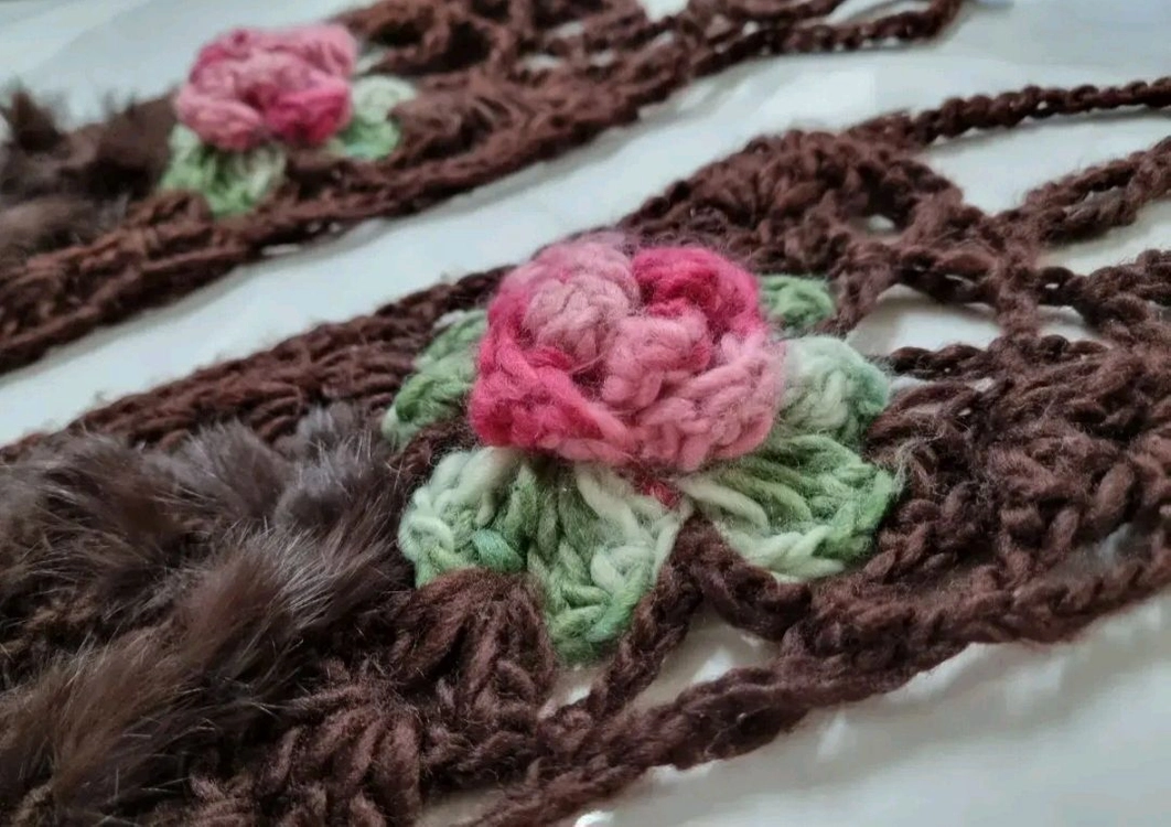 모니카 로렌 밀라노_천연 퍼(fur) 손뜨개 입체 꽃 목도리 이미지