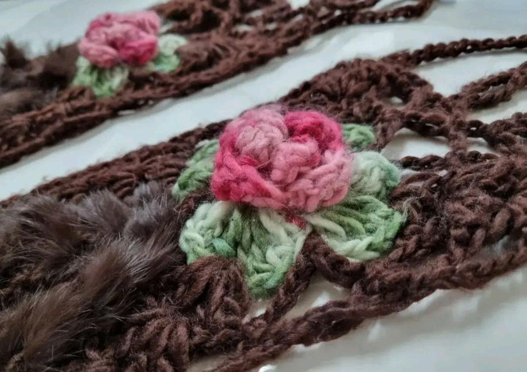 모니카 로렌 밀라노_천연 퍼(fur) 손뜨개 입체 꽃 목도리 이미지