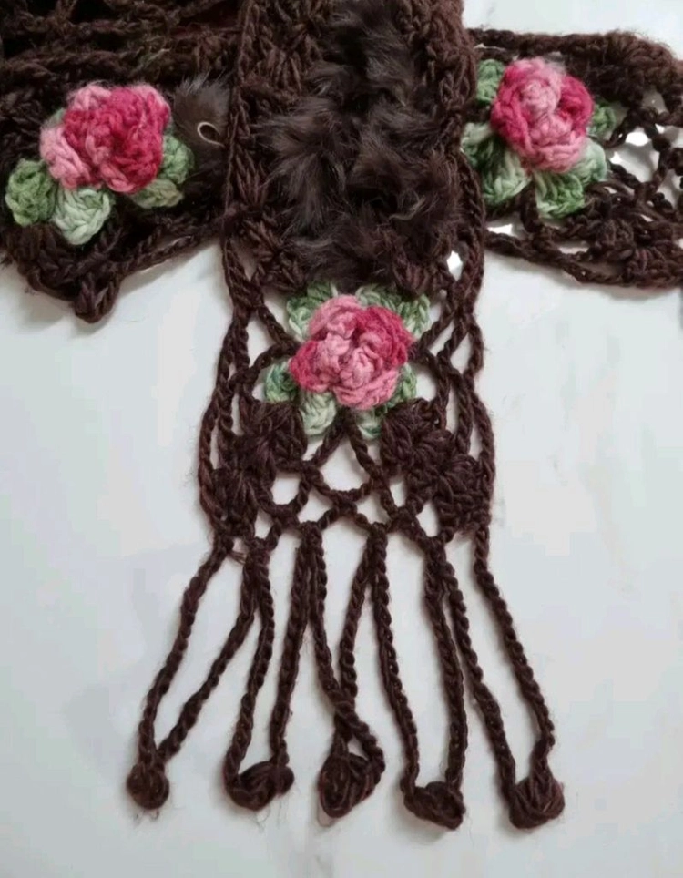모니카 로렌 밀라노_천연 퍼(fur) 손뜨개 입체 꽃 목도리 이미지