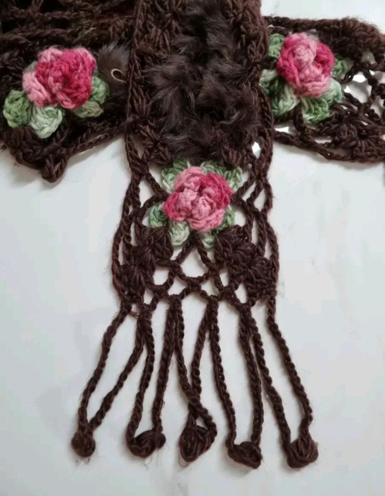 모니카 로렌 밀라노_천연 퍼(fur) 손뜨개 입체 꽃 목도리 이미지