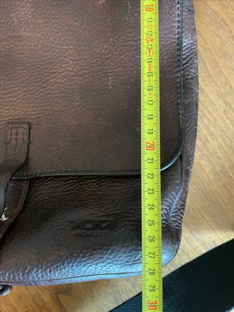 투미 가죽 가방 이미지