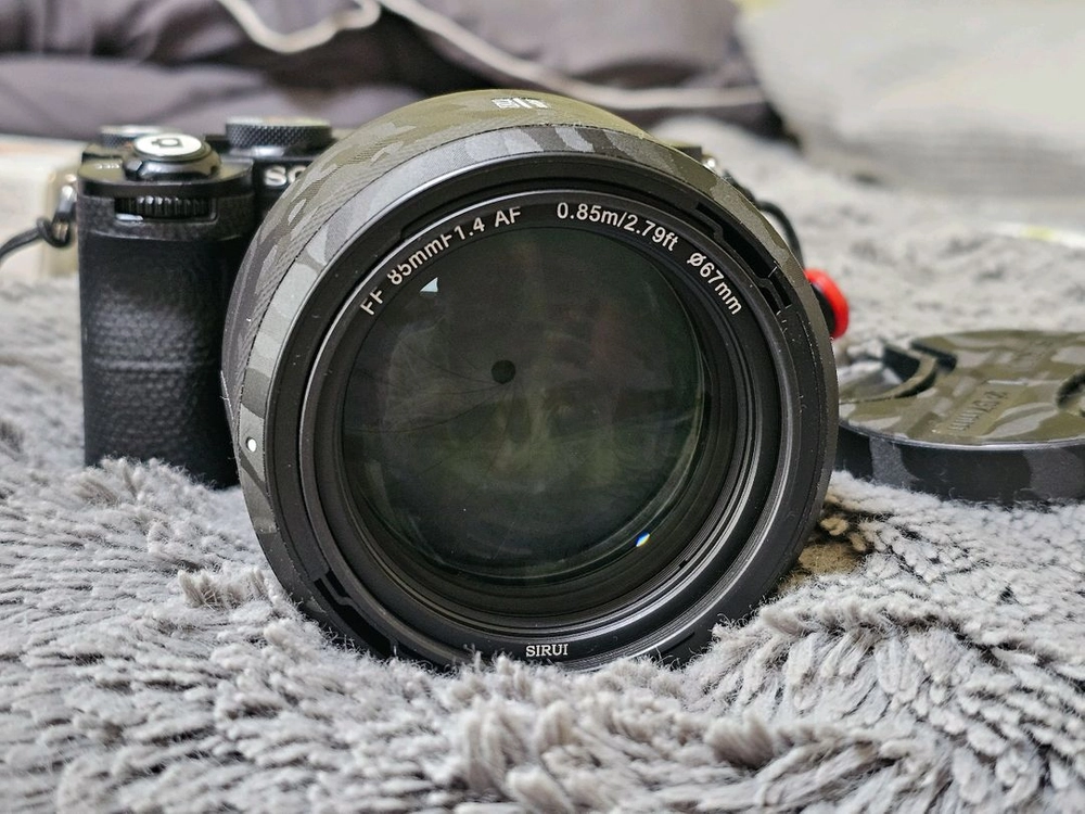 소니 a7c2 바디 + 시루이 85mm f1.4 망원 85.4 여친렌즈 이미지