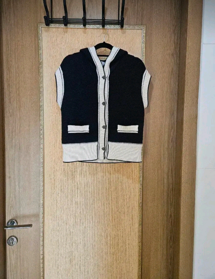 SJ와니 손정완 후드 니트 조끼 이미지