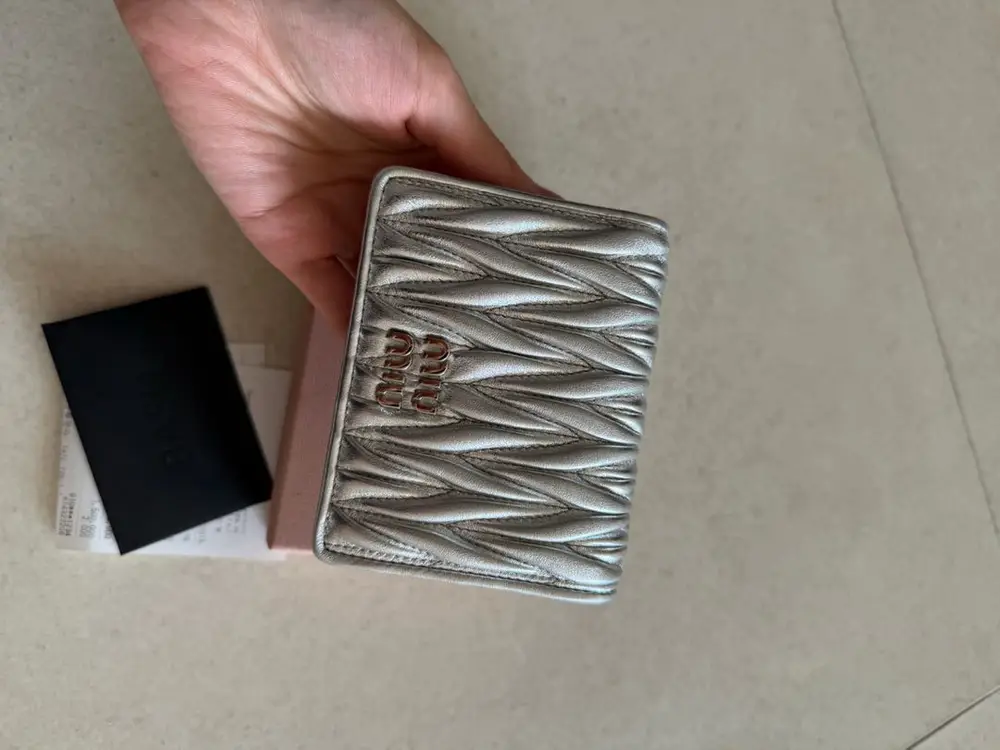미우미우 마테라쎄 나파 가죽 반지갑 이미지