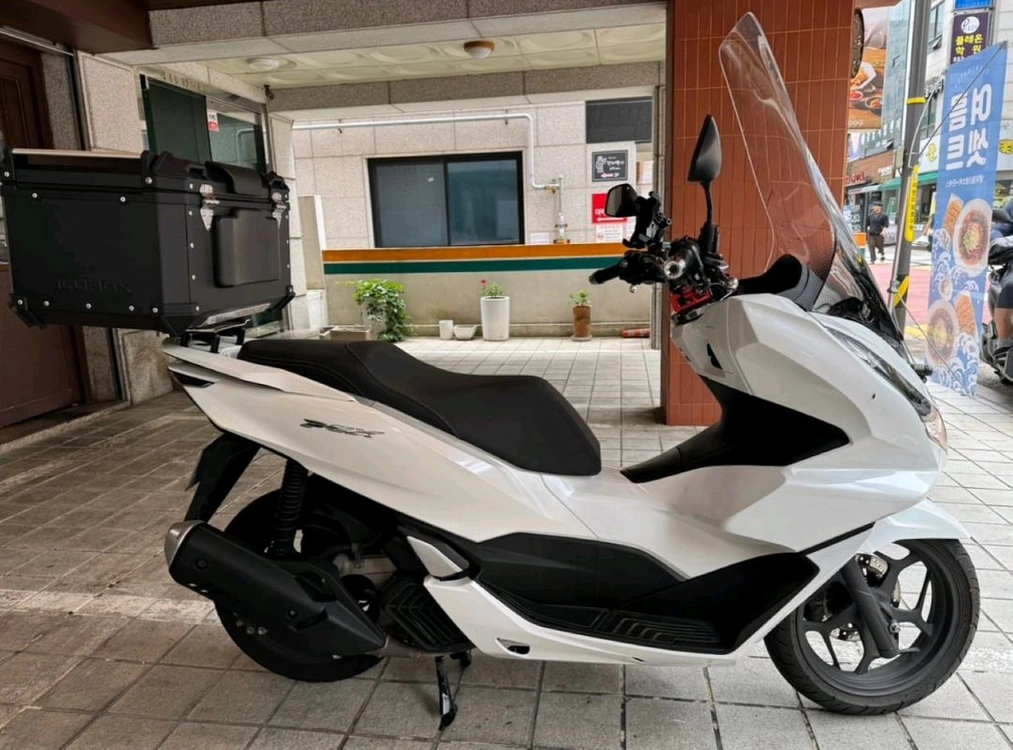 혼다 PCX 125 화이트 21년식 팝니다 이미지