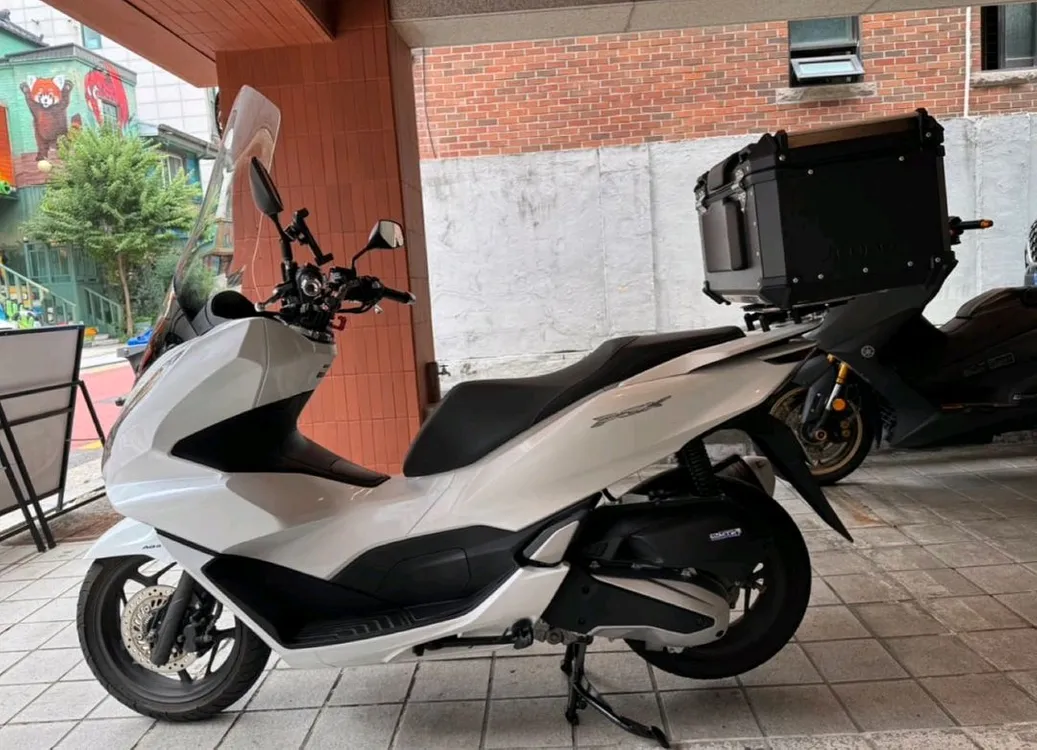 혼다 PCX 125 화이트 21년식 팝니다 이미지
