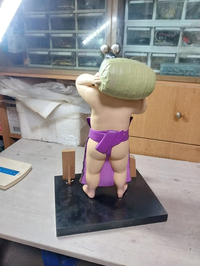 1970 일본 하가타 인형 - 술독을 진 스모 선수/수리 있음 이미지