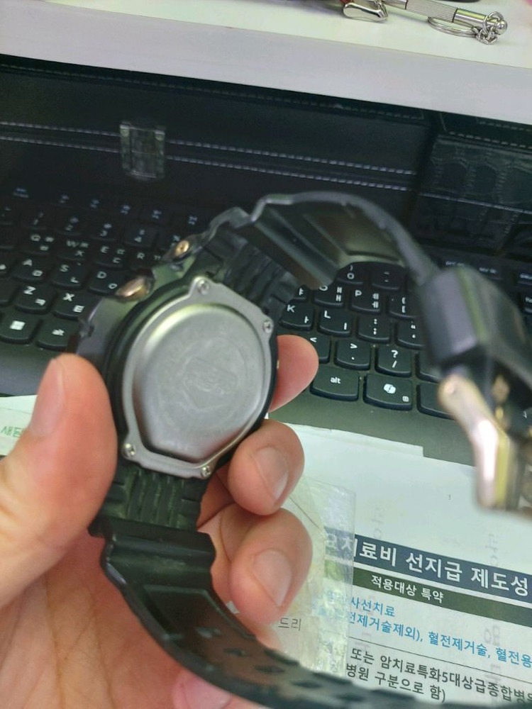 블랙/골드 조합이 매력적인 카시오 지샥 시계 이미지