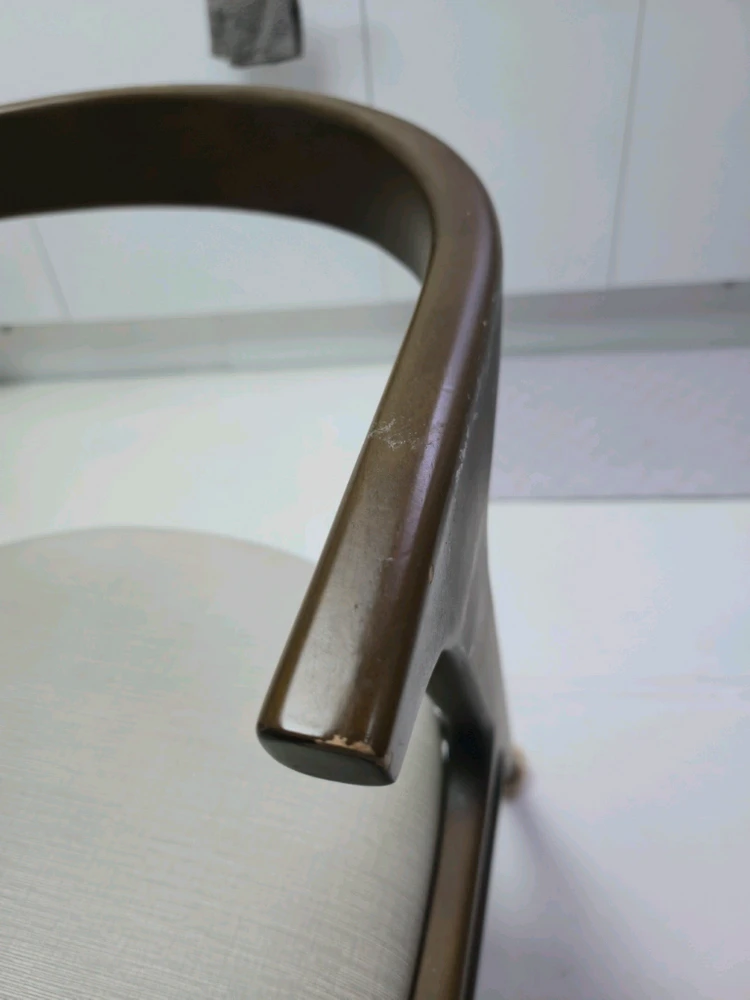 모던한 디자인의 원목 체어 이미지