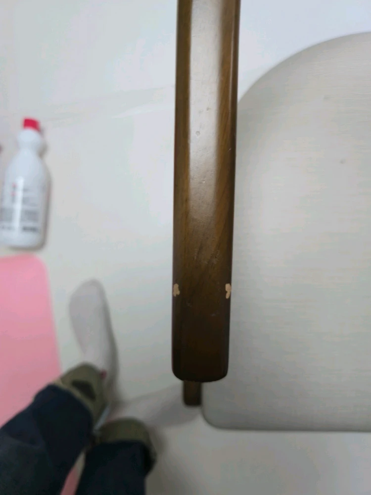모던한 디자인의 원목 체어 이미지